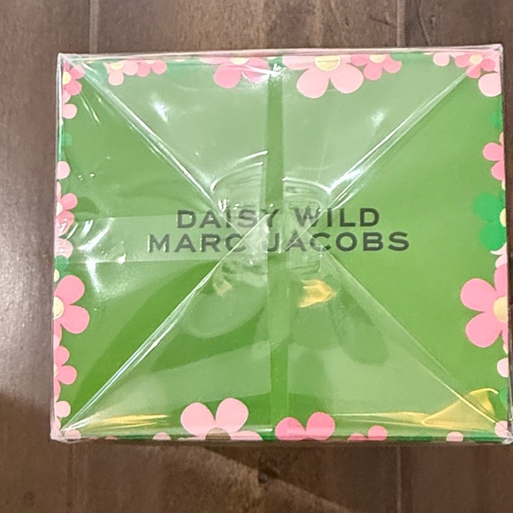 Marc Jacobs Daisy Wild Green Floral Box 1.6 oz - Picture 2 of 2